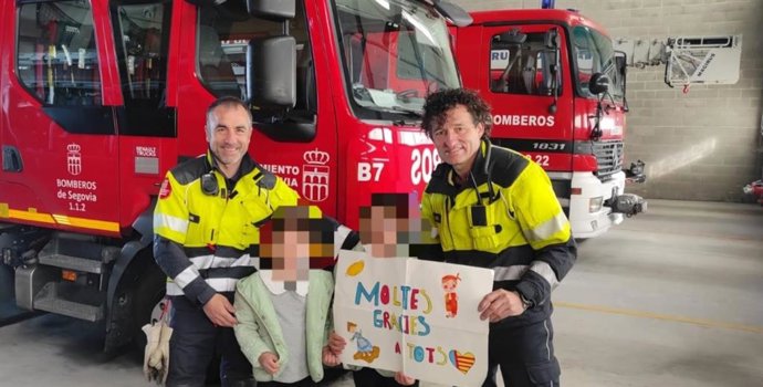 Emotiva visita de una familia de Paiporta (Valencia) que conoció a los Bomberos de Segovia durante la catástrofe