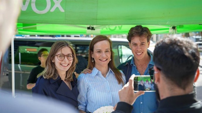 La portavoz de Vox en la Asamblea de Madrid, Isabel Pérez Moñino, y los diputados de Vox en el Parlament de Catalunya Alberto Tarradas y Julia Calvet, en la Feria de Abril de Barcelona