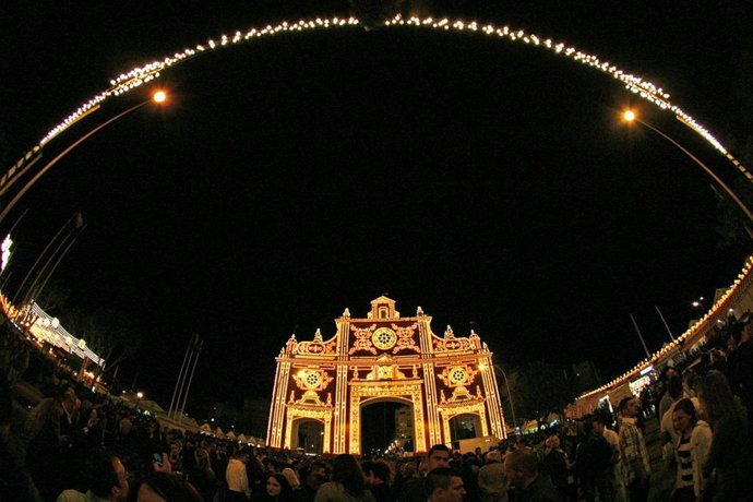 Archivo - Imagen de archivo del alumbrado de la portada de la Feria de Sevilla. 