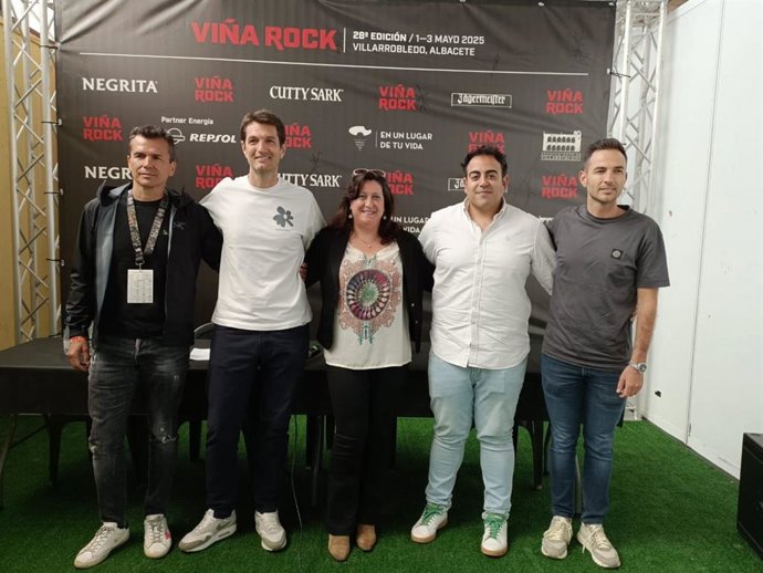 La teniente de alcalde de Villarrobledo, Cristina García, ha estado acompañada del concejal de cultura, Juan José Calero y por los responsables de la empresa promotora, David Sánchez y Juan Carlos Gutiérrez.