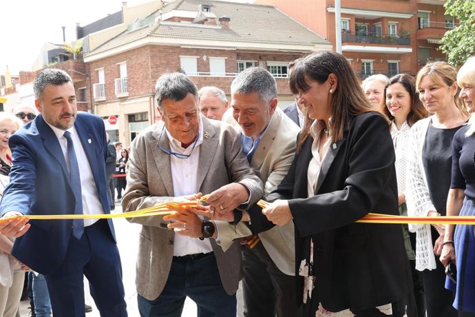 El conseller de Empresa y Trabajo, Miquel Sàmper; la alcaldesa de Gavà, Gemma Badia, y el presidente de la Cooperativa Agropecuària de Gavà, Josep Pañella, en la 70 Fira d'Espàrrecs de Gavà (Barcelona)