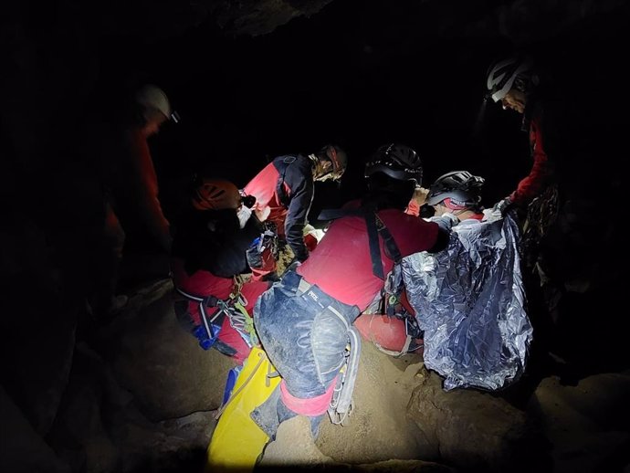 Rescate del espeleólogo herido en una cueva de Arredondo