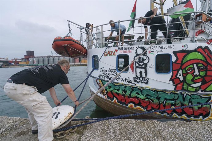 Archivo - Arquivo - 25 de junho de 2024, Santander, Cantábria, Espanha: Um membro da tripulação do navio Handala, da Missão Flotilha da Liberdade de apoio à Palestina, retira as cordas de atracação no porto de Santander, na Espanha. O navio está visitando