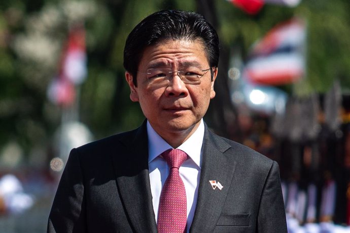 Archivo - November 28, 2024, Bangkok, Thailand: Singapore's prime minister Lawrence Wong inspects the guard of honor during a welcoming ceremony at Government House in Bangkok. Singapore's prime minister Lawrence Wong is on an official visit to Thailand t