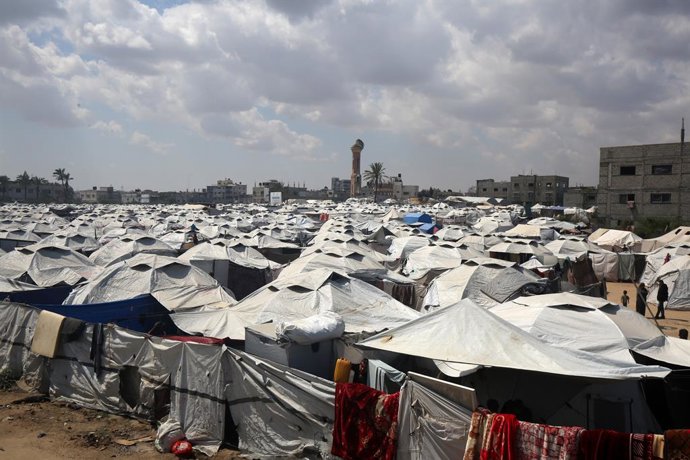 2 de maio de 2025, Cidade de Gaza, Faixa de Gaza, Território Palestino: Longas filas se formaram durante a distribuição de alimentos por uma organização de ajuda humanitária na Cidade de Gaza, em 2 de maio de 2025. Os palestinos em Gaza estão enfrentando 