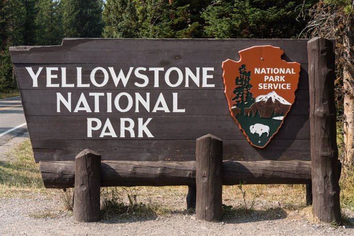 Archivo - September 16, 2020, Yellowstone National Park, Wyoming, United States: The wooden entrance sign to Yellowstone National Park,  USA.