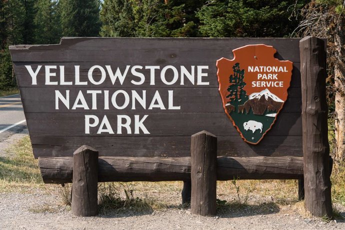 Archivo - Arquivo - 16 de setembro de 2020, Parque Nacional de Yellowstone, Wyoming, Estados Unidos: A placa de madeira da entrada do Parque Nacional de Yellowstone, EUA.