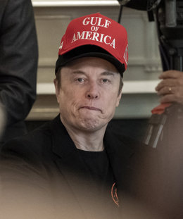 30 de abril de 2025, Washington, Distrito de Columbia, EUA: ELON MUSK, CEO da Tesla, SpaceX e X (anteriormente conhecida como Twitter) e Administrador do Departamento de Eficiência Governamental (DOGE), ouve durante uma reunião de gabinete realizada pelo 