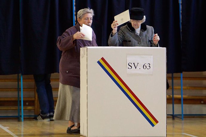 Archivo - BUCHAREST, Nov. 10, 2019  People cast their ballots at a polling station in Bucharest, Romania, Nov. 10, 2019. Romanian voters went to the polls on Sunday to elect a new president out of 14 candidates. Polling stations across the country opened 