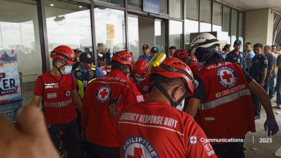 Voluntarios de Cruz Roja en el Aeropuerto Internacional de Manila, Filipinas.