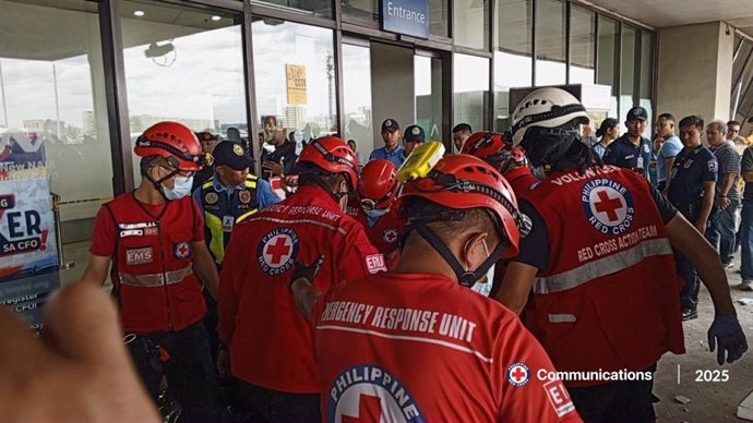 Voluntarios de Cruz Roja en el Aeropuerto Internacional de Manila, Filipinas.