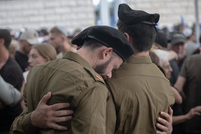27 de abril de 2025, Gezer, Tel Aviv, Israel: Soldados e familiares choram no túmulo de Asaf Cafris