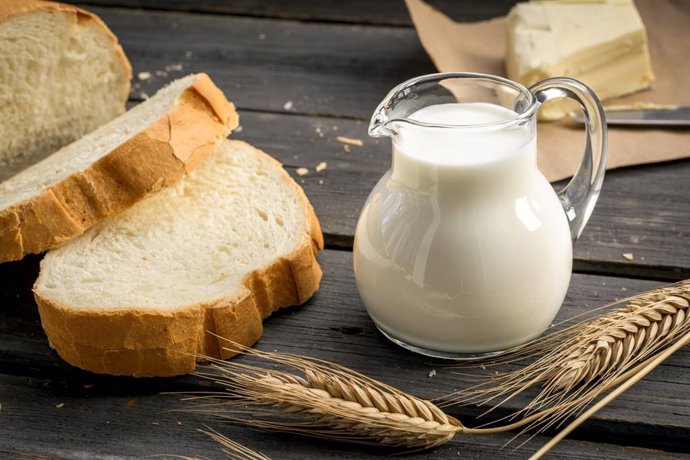 Archivo - Leche y pan.
