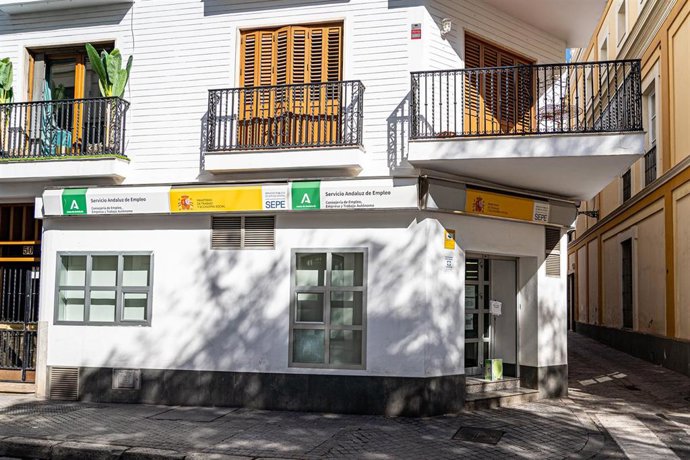 Archivo - Fachada de una oficina del Servicio Público de Empleo Estatal (SEPE) en Sevilla.