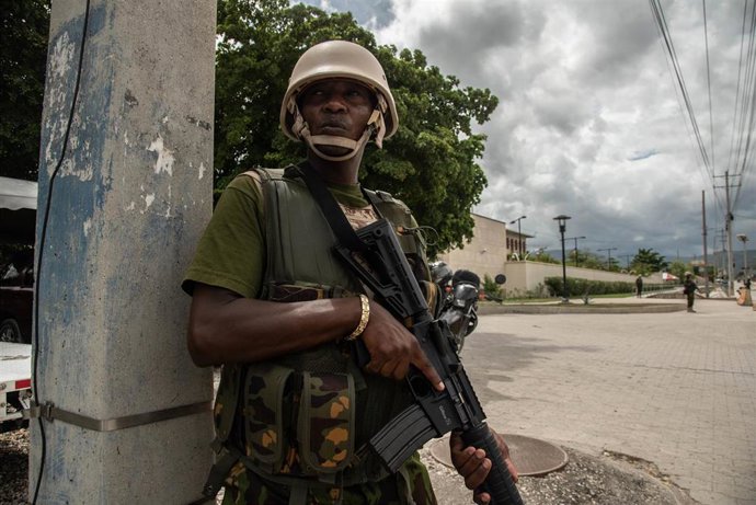 Archivo - Imagen de archivo de un policía keniano 