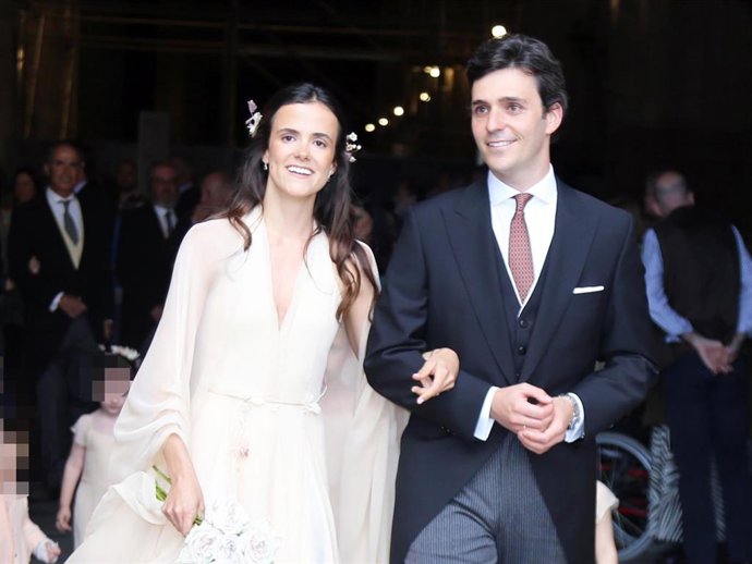 Pepa Astolfi y Lorenzo Morejón tras darse el "sí quiero" en La Catedral de Sevilla, a 03 de Mayo de 2025 en Sevilla (España).