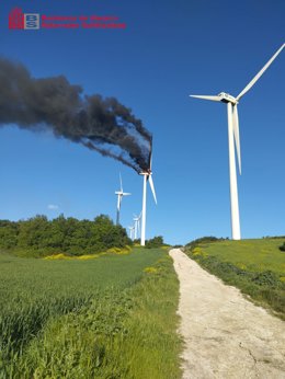 Imagen del aerogenerador ardiendo.