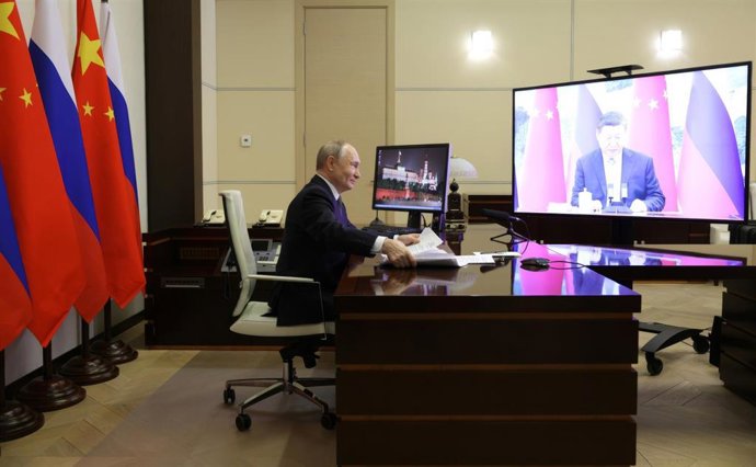 Archivo - Vladimir Putin en videoconferencia con Xi Jinping