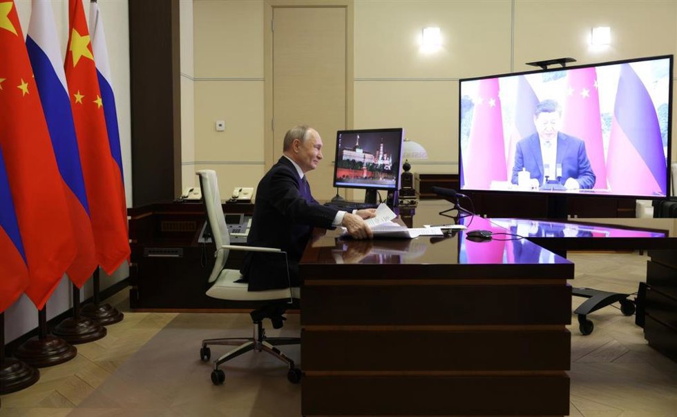 Archivo - Vladimir Putin en videoconferencia con Xi Jinping