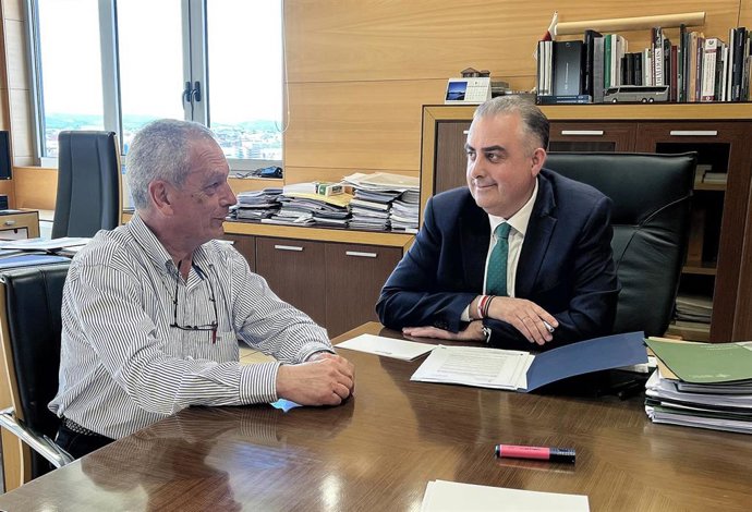Roberto Media y José Miguel Gomez durante el encuentro mantenido en la sede de la Consejería de Fomento.