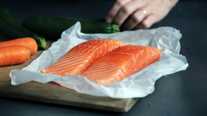 Filés de salmão ou salmão inteiro? Um truque do chef para economizar nas cestas de compras