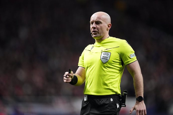 Archivo - Szymon Marciniak, referee of the match, looks on during the UEFA Champions League 2024/25  League Round of 16 Second Leg match between Atletico de Madrid and Real Madrid CF, at Riyadh Air Metropolitano stadium on March 12, 2025, in Madrid, Spain