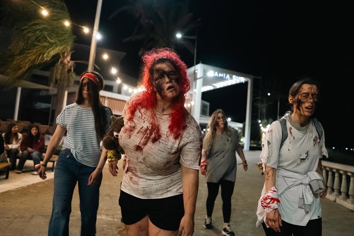 Imagen de varios participantes del evento 'Survival Zombie', en Bahía Sur.