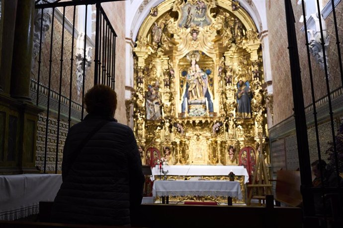 Archivo - Detalle de la imposición de la ceniza en el inicio de la Cuaresma en la iglesia de San Jacinto, a 14 de febrero de 2024 en Sevilla (Andalucía, España). (Foto de archivo).