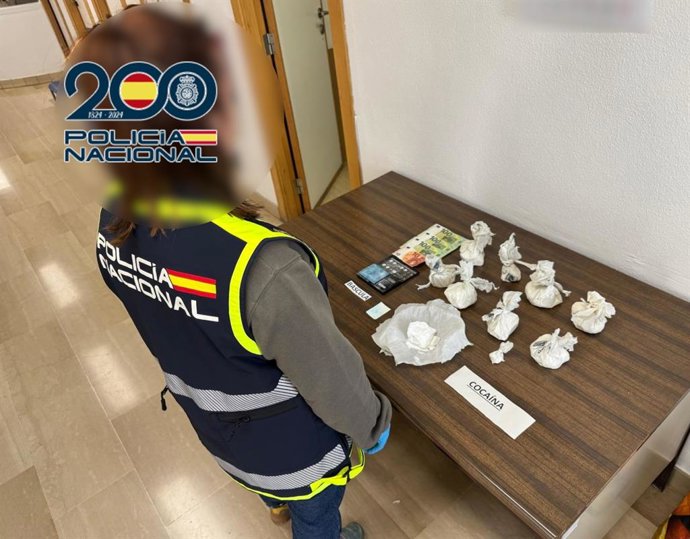 Desmantelado un punto de venta de sustancias estupefacientes y detenido un hombre en Alicante