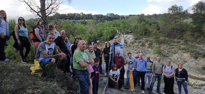 Vecinos y representantes municipales este sábado en la inuguración del puente tibetano sobre el río Yesa en la localidad altoaragonesa de Puértolas.