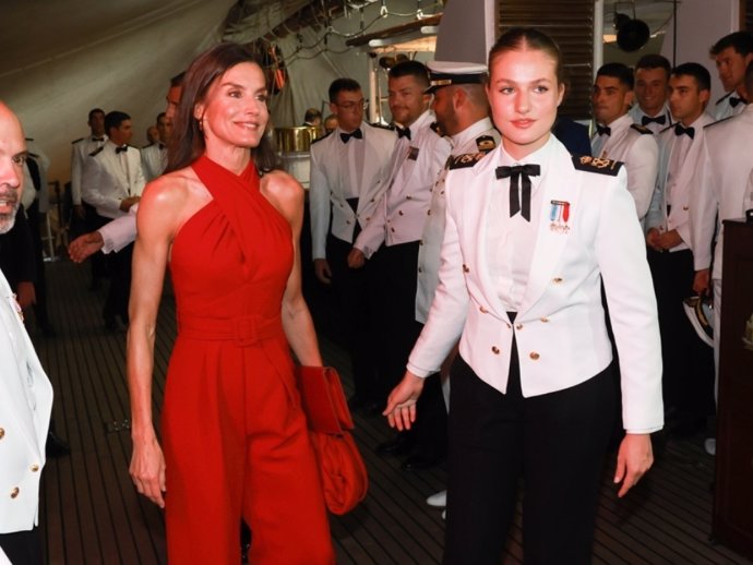 La Reina Letizia deslumbra con un mono de Mango en Panamá junto a la  Princesa Leonor