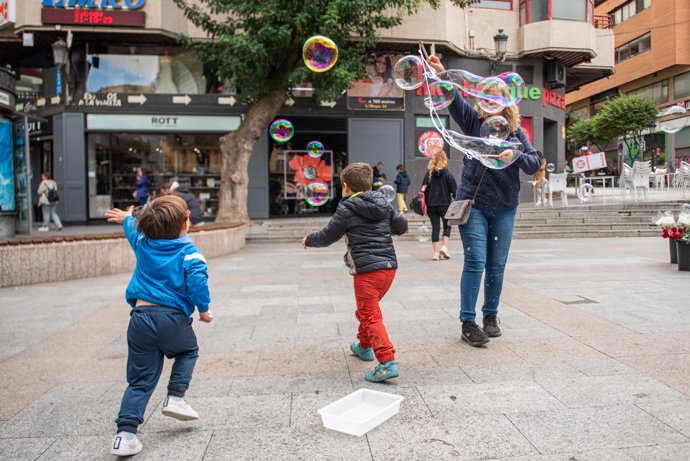 Archivo - Dos niños juegan durante la Fiesta de la Lactancia, en la Plaza Mayor, a 21 de octubre de 2023, en Albacete, Castilla-La Mancha (España). La asociación Dame Teta ha celebrado la Fiesta de la Lactancia, que se realiza con motivo de la Semana Mund
