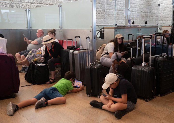 Archivo - TEL AVIV, Aug. 25, 2024 -- Passageiros retidos esperam no Aeroporto Internacional Ben Gurion em Tel Aviv, Israel, 25 de agosto de 2024.   As forças israelenses e do Hezbollah se envolveram em extensas trocas de tiros no início da manhã de doming