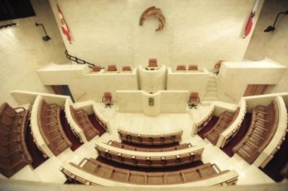 El Parlamento debate este lunes los asuntos pendientes de la sesión suspendida por el apagón