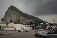 El Gobierno asegura que no existe una orden escrita exigiendo el cese de los controles en la Verja de Gibraltar