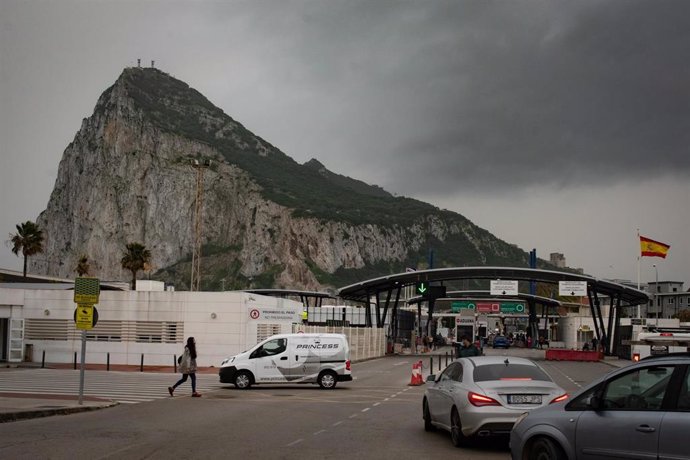 Archivo - Tránsito de coches y personas en la frontera de Gibraltar.