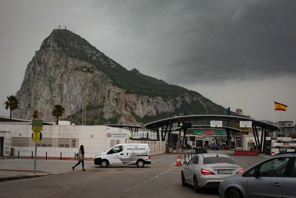 Archivo - Tránsito de coches y personas en la frontera de Gibraltar.