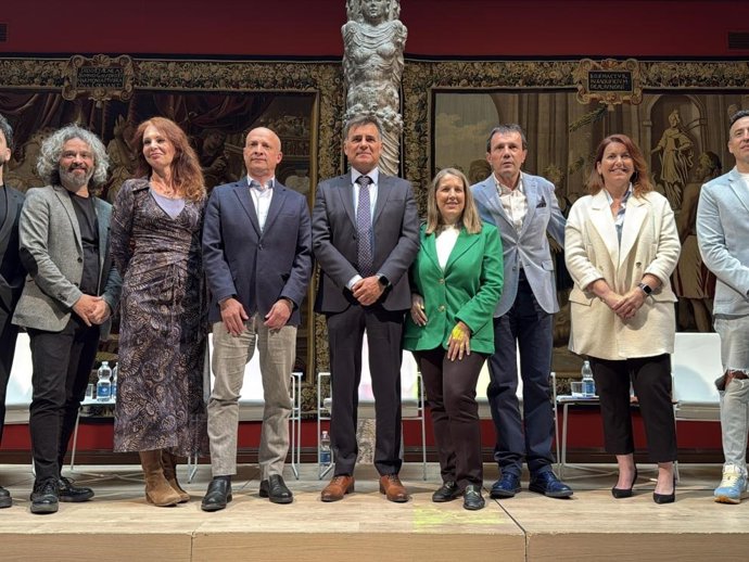 Presentación de la Aragón Fashion Week con las directoras generales de Promoción Industrial, Mar Paños, y de Comercio, Carmen Herrarte.