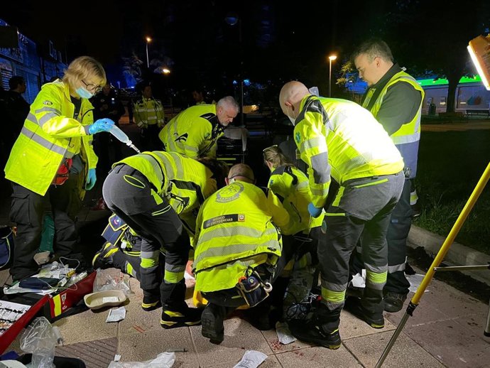 Agresión con arma blanca en calle Puentelarra. Atiende SAMUR-Protección Civil.