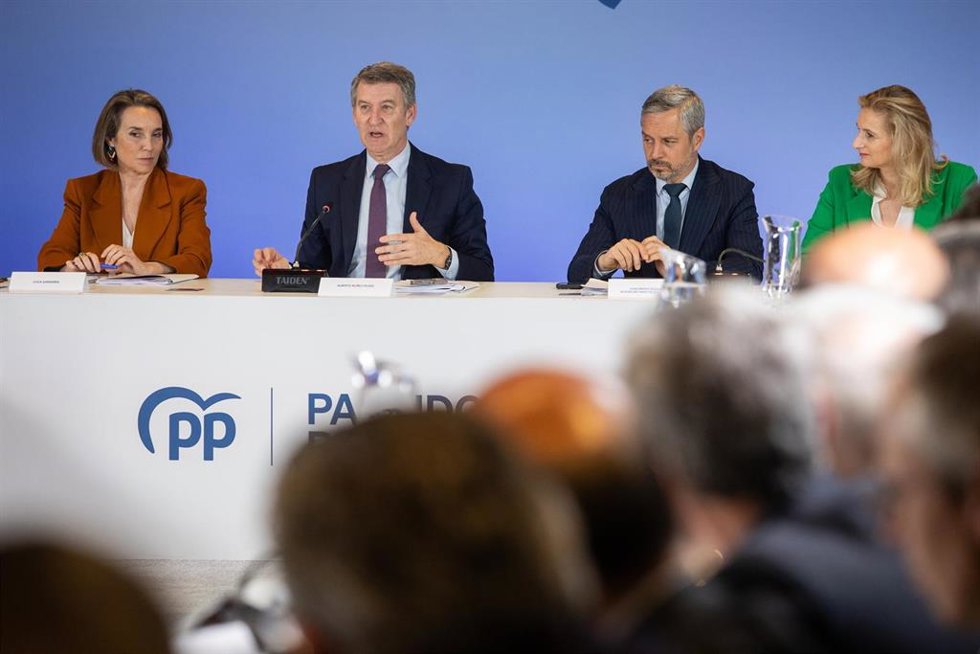 La secretaria general del PP, Cuca Gamarra; el presidente del PP, Alberto Núñez Feijóo, el vicesecretario de Economía, Juan Bravo, y la senadora del PP Paloma Martín.