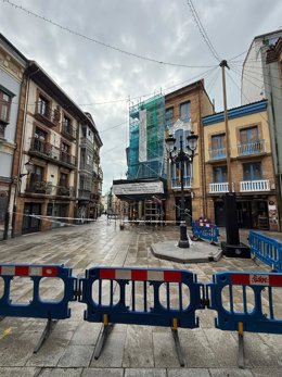 Calle Cimadevilla acordonada tras el choque de un camión de basura con un andamio.