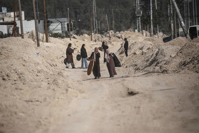 Archivo - Palestinos desplazados por la fuerza del campo de Nur Shams 