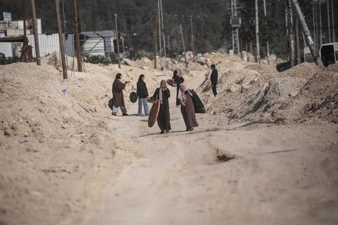 Archivo - March 5, 2025, Tulkarm, West Bank, Palestine: Displaced Palestinians carry their belongings after being forced to leave their homes by Israeli forces during a military operation in the Nur Shams refugee camp east of the West Bank city of Tulkarm