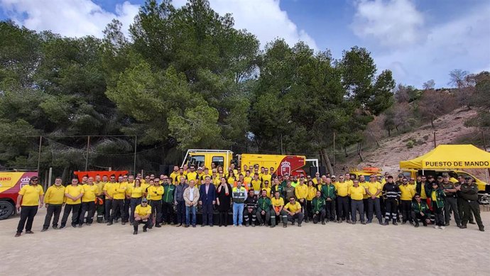 El consejero de Medio Ambiente, Universidades, Investigación y Mar Menor, Juan María Vázquez, junto a integrantes de la UDIF, cuyo Día Internacional del Combatiente de Incendios Forestales se conmemora hoy.