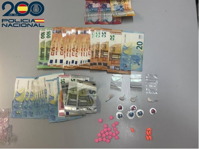 Drogas y dinero en efectivo intervenidos al hombre detenido por vender sustancias estupefacientes a un turista en la vía pública en la zona de El Arenal de Palma