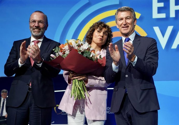 La jefa de la delegación española en el Grupo PPE, Dolors Montserrat, el presidente del PP, Alberto Núñez Feijóo, (D) y el presidente del Partido Popular Europeo, Manfred Weber, (I) en la clausura del congreso del Partido Popular Europeo (PPE), a 30 de ab