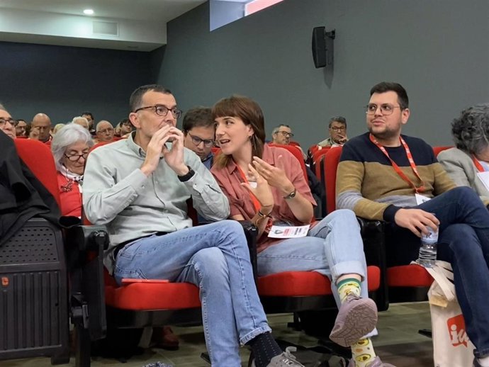 La diputada regional Nerea Fernández , quien será elegida coordinadora de IU Extremadura, conversa con el coordinador federal de Izquierda Unida, Antonio Maíllo, en la Asamblea Regional que celebra la formación este domingo en Mérida