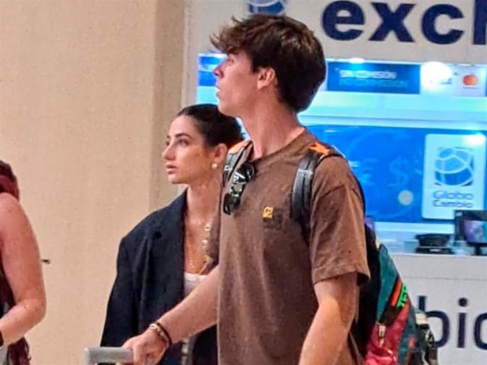 Lola Lolita y Alonso Lopez  en el Aeropuerto de Punta Cana a 20 de Abril de 2025 en Punta Cana (República Dominicana).