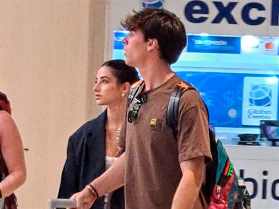 Lola Lolita y Alonso Lopez  en el Aeropuerto de Punta Cana a 20 de Abril de 2025 en Punta Cana (República Dominicana).