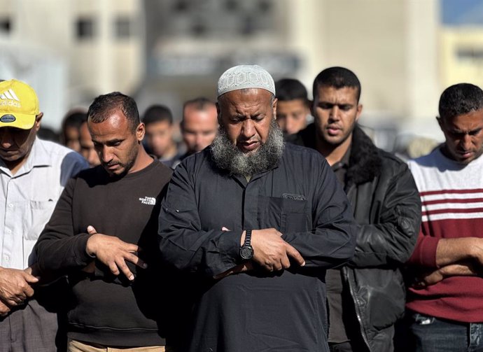 April 29, 2025, Khan Yunis, Gaza Strip, Palestinian Territory: Relatives of Palestinians who lost their lives after Israeli attacks targeting Palestinians living in makeshift homes and tents in the Mawasi area at night, mourn at Nasser Hospital in Khan Yu